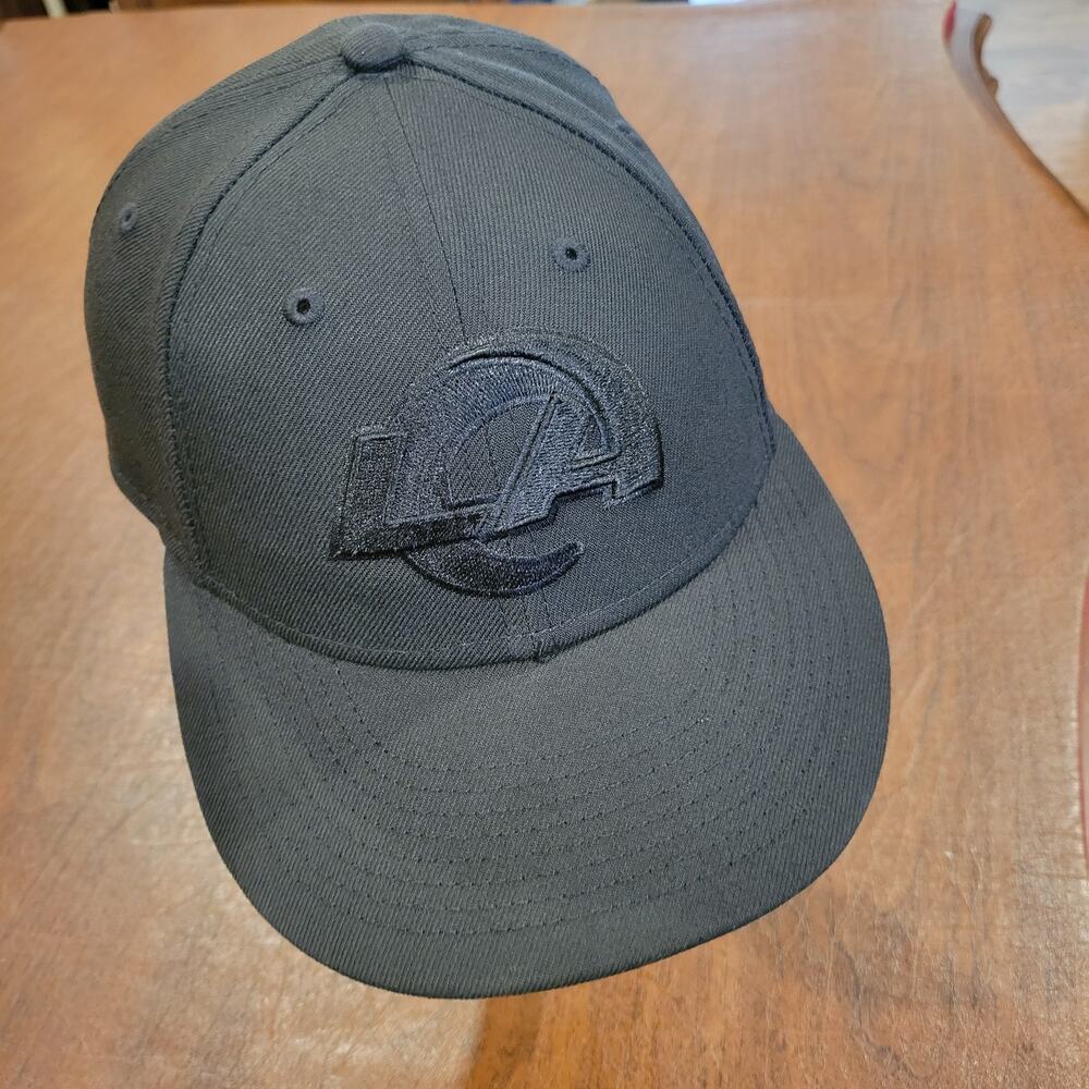 Los Angeles Rams New Era 59Fifty  Fitted Size 7 1/4  Black On Black Baseball Hat